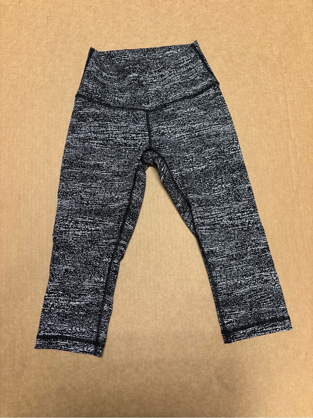 Lululemon Wunder Under leggings cropped in Rush Jacquard Black White - size 4